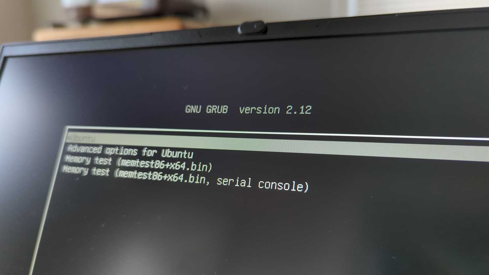 Ο φορτωτής εκκίνησης Grub2 σε οθόνη φορητού υπολογιστή με το Ubuntu ως επιλογή.